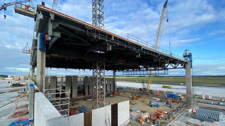 Read more about the article Ōhakea Air Force base hangar gets its roof placed in six-hour operation